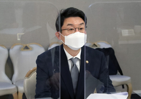 이억원 기획재정부 1차관이 2일 정부서울청사에서 열린 '제14차 물가관계차관회의 겸 제20차 정책점검회의'를 주재하고 있다. 연합뉴스